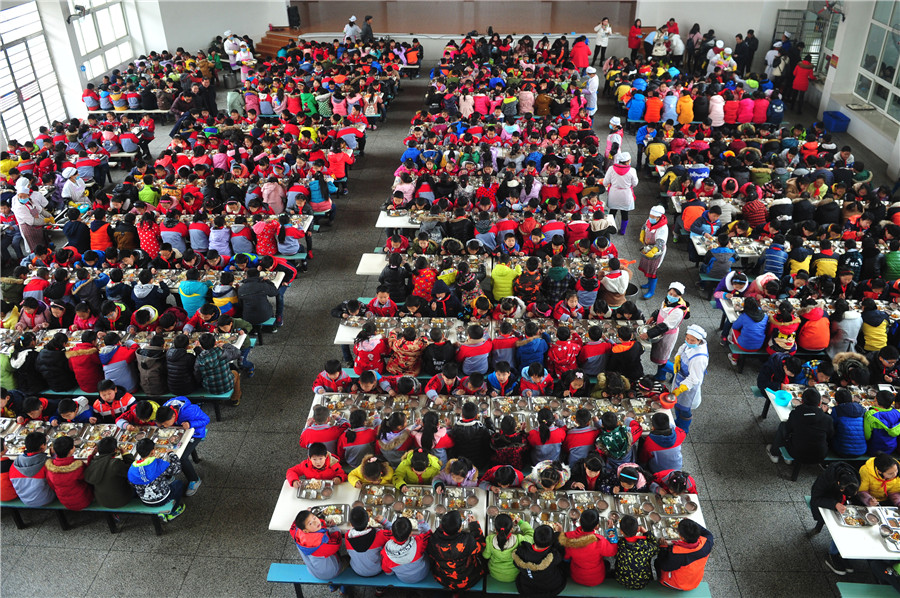 1,000 students in Central China share silent dinner together