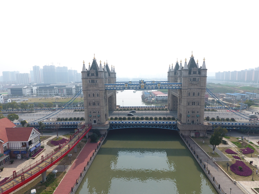 Chinese city builds its own 'London Tower Bridge'