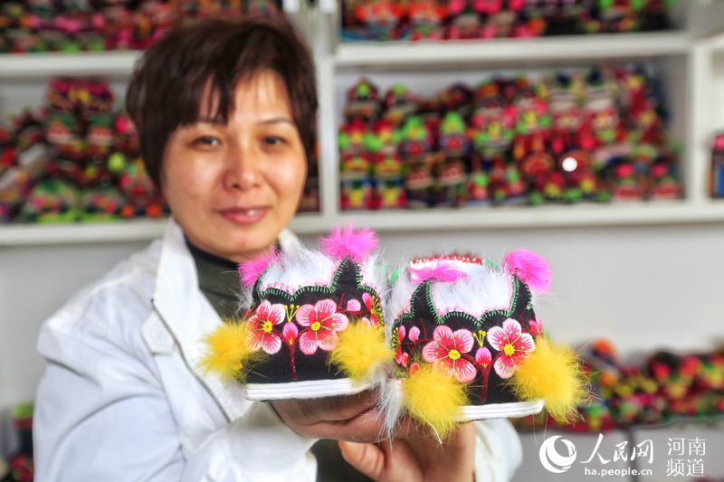 Woman collects 10,000 pairs tiger-head shoes, worth 1m yuan