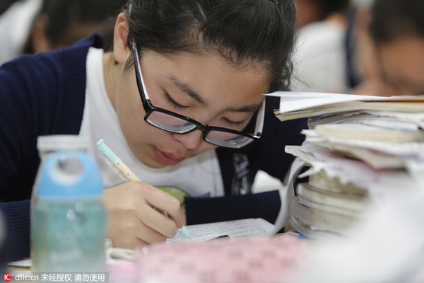 Students defeat '<EM>gaokao</EM> robot' in round one math test