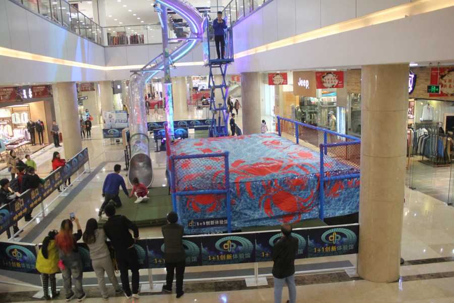 Shoppers jump for joy in Chongqing mall