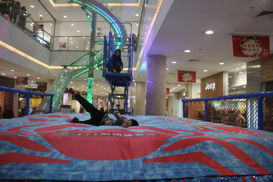 Shoppers jump for joy in Chongqing mall