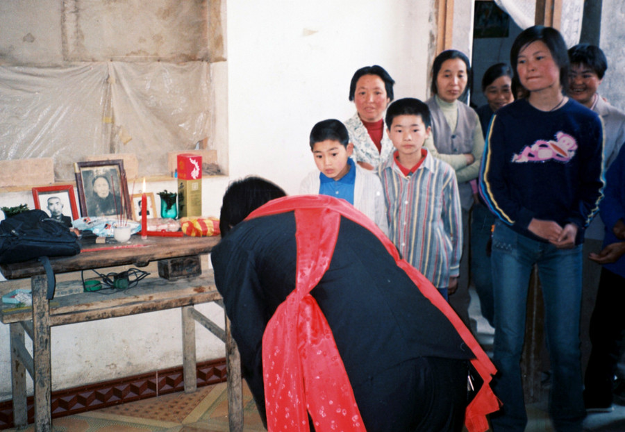 From black-white photos to digital: Wedding images reveal changes in China