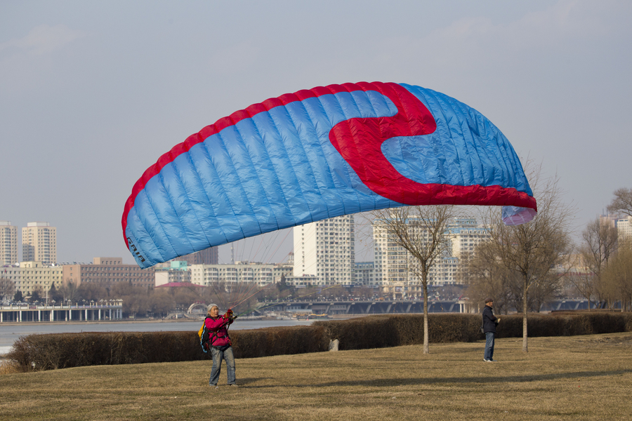 Floating high in the sky: 69-year-old paraglider