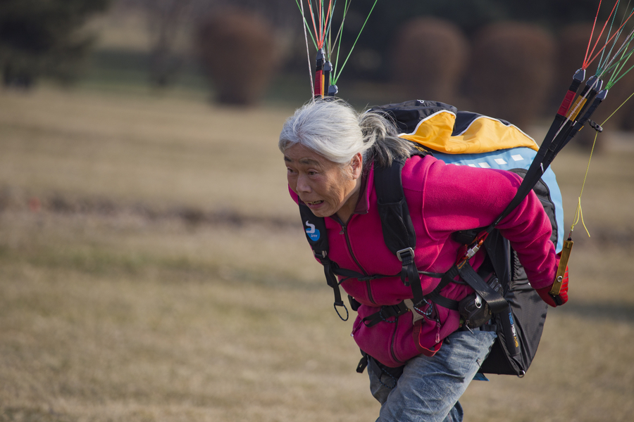 Floating high in the sky: 69-year-old paraglider