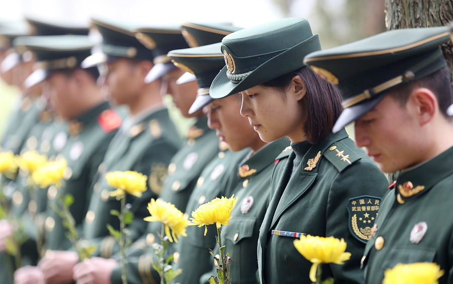 Soldiers pay tribute to martyrs ahead of Qingming Festival