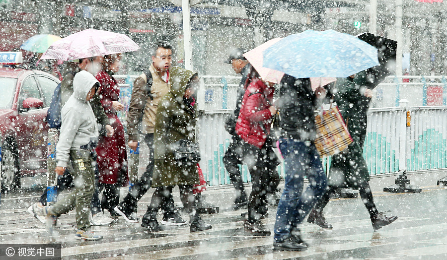 Snow falls in Xinjiang during Qingming Festival