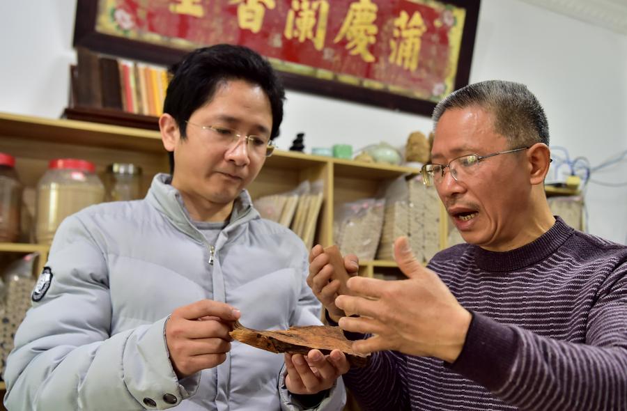 Incense-maker passes on 150-year-old Arabic scent