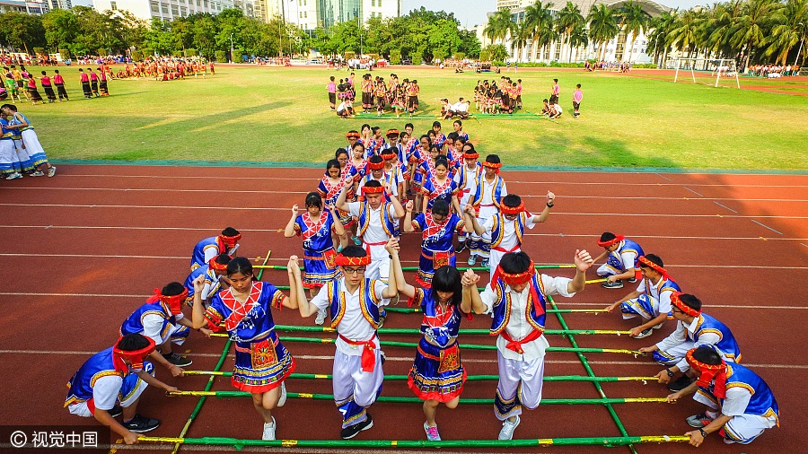 Over 1,500 teachers, students perform bamboo dance in Hainan