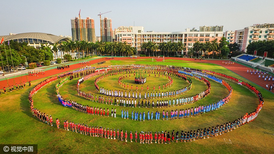 Over 1,500 teachers, students perform bamboo dance in Hainan