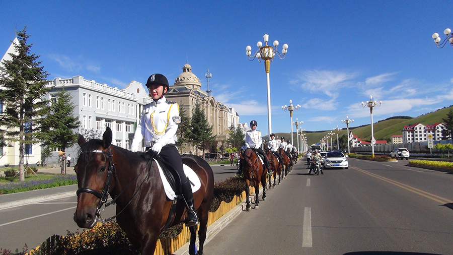 Policewomen on horses turn heads in Inner Mongolia