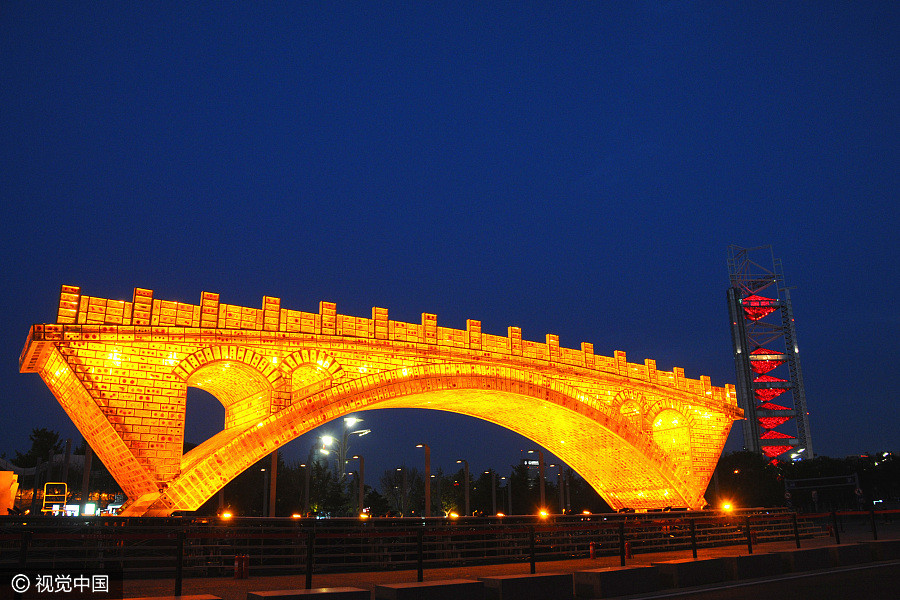 Golden bridge illuminates ahead of Belt and Road forum