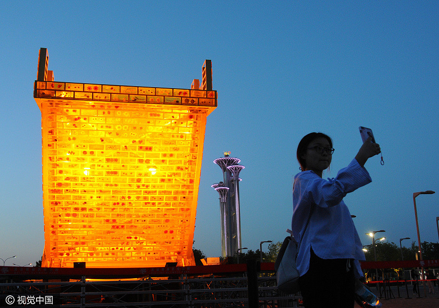 Golden bridge illuminates ahead of Belt and Road forum