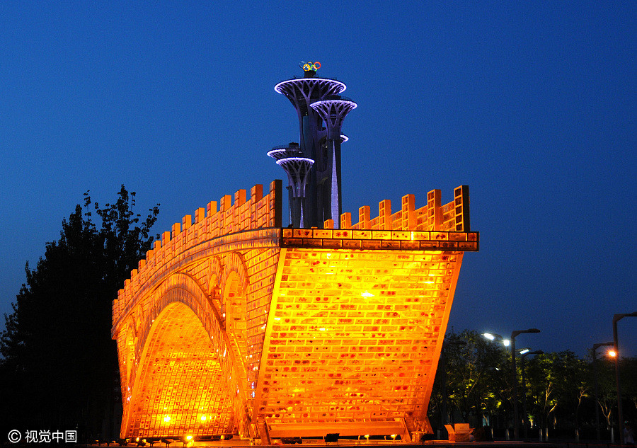 Golden bridge illuminates ahead of Belt and Road forum