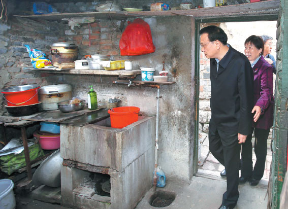 Li talks with shantytown dwellers in Shandong