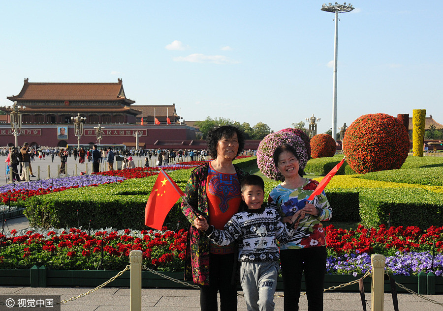 Flower decorations greet upcoming Labor Day in Beijing