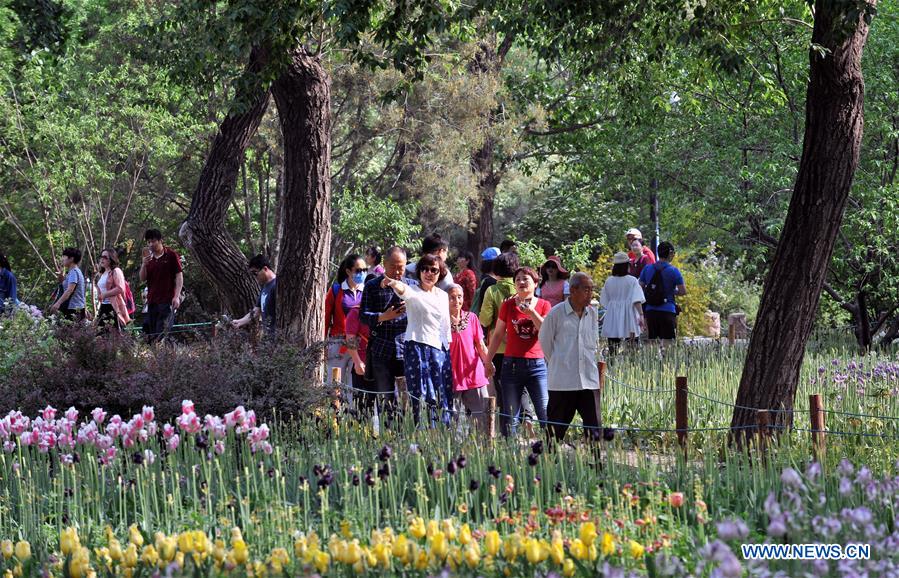 People enjoy Labor Day holiday across China