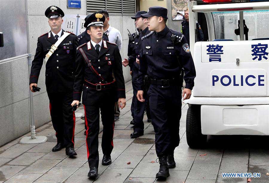 Chinese, Italian policemen patrol together in China's Shanghai