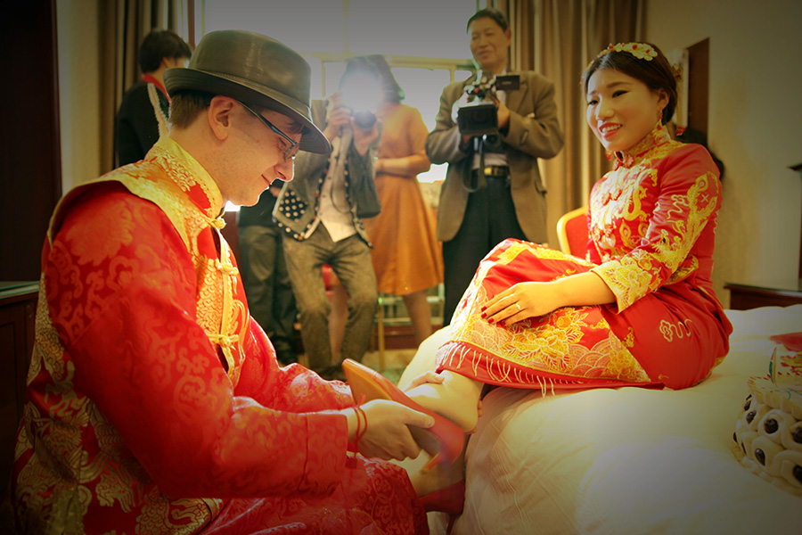 International couple wed in traditional Chinese ceremony