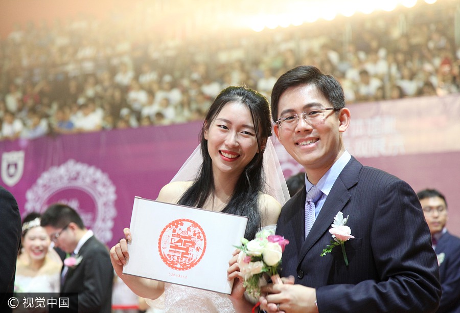 Thousands of Chinese couples celebrate their love