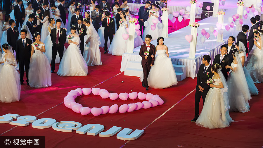 Thousands of Chinese couples celebrate their love