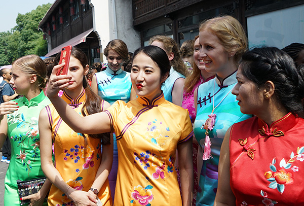 Women show off the beauty of Chinese <EM>qipao</EM>