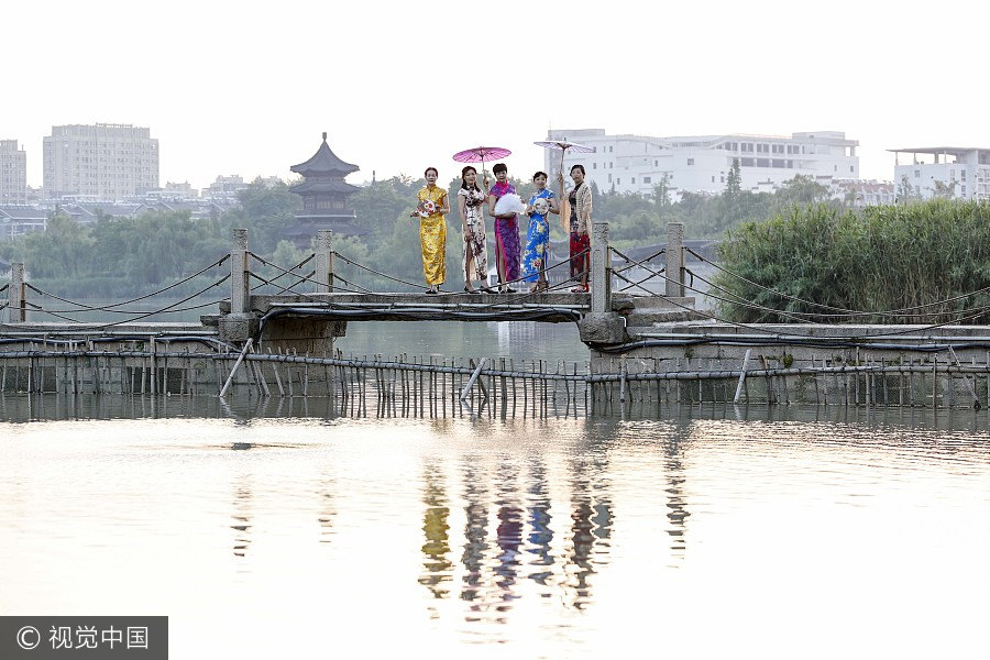 People across China enjoy Dragon Boat Festival holiday
