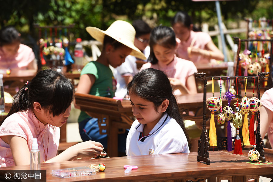 People across China enjoy Dragon Boat Festival holiday