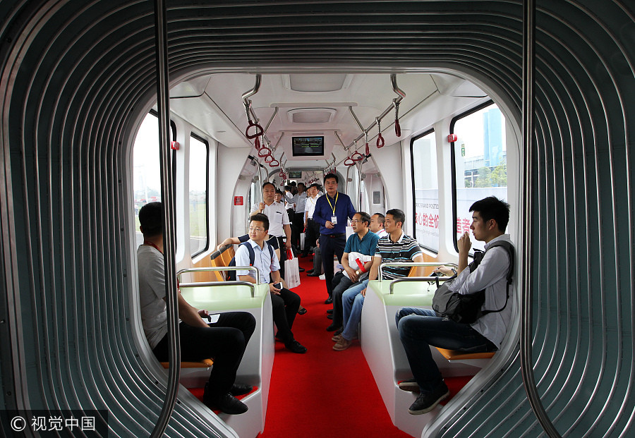 World's first railless train unveiled in Hunan