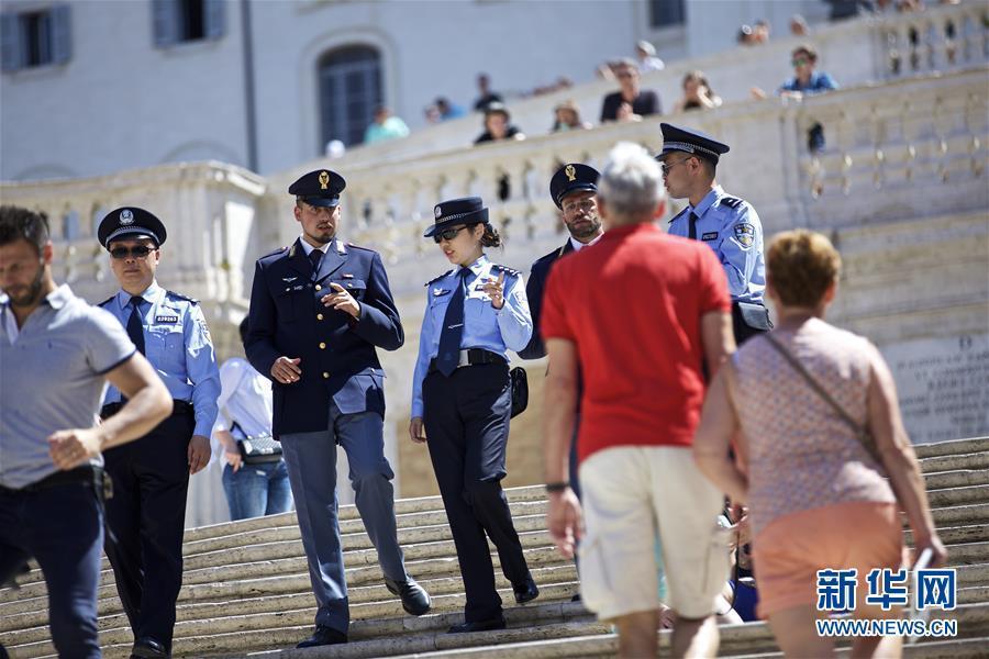 Chinese police officers start patrolling four Italian cities