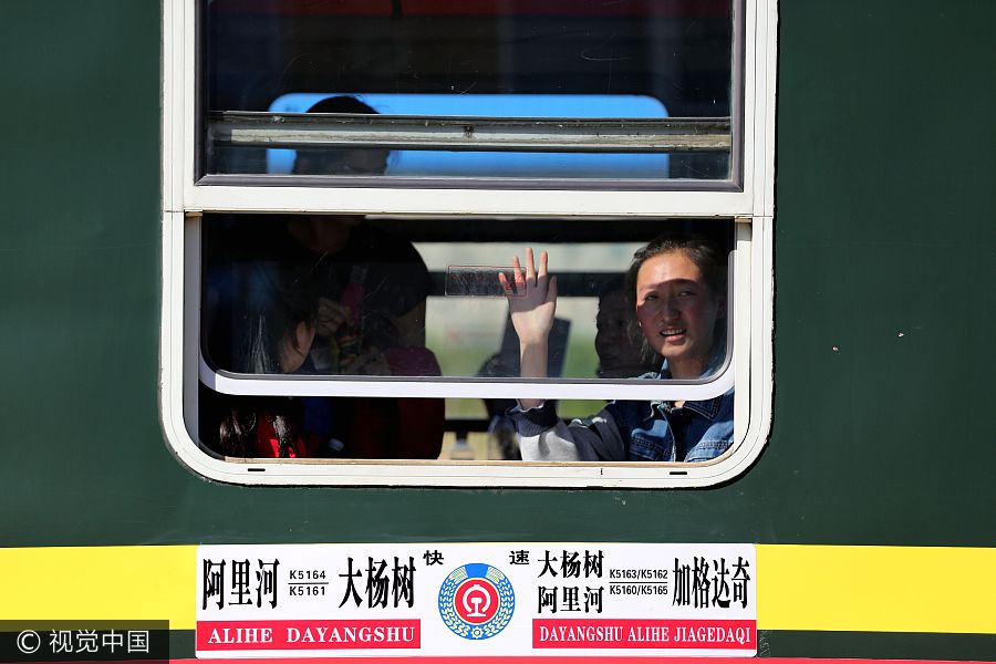 Special train takes students to <EM>gaokao</EM> exam site