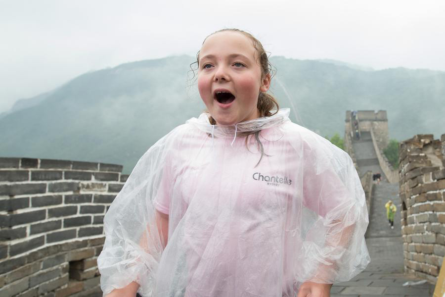 Incredible! Australian girl with cerebral palsy climbs Great Wall