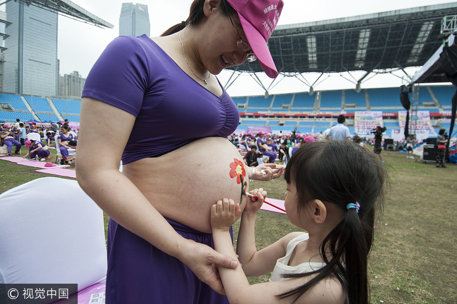 Nearly 1,000 pregnant women participate in belly painting together