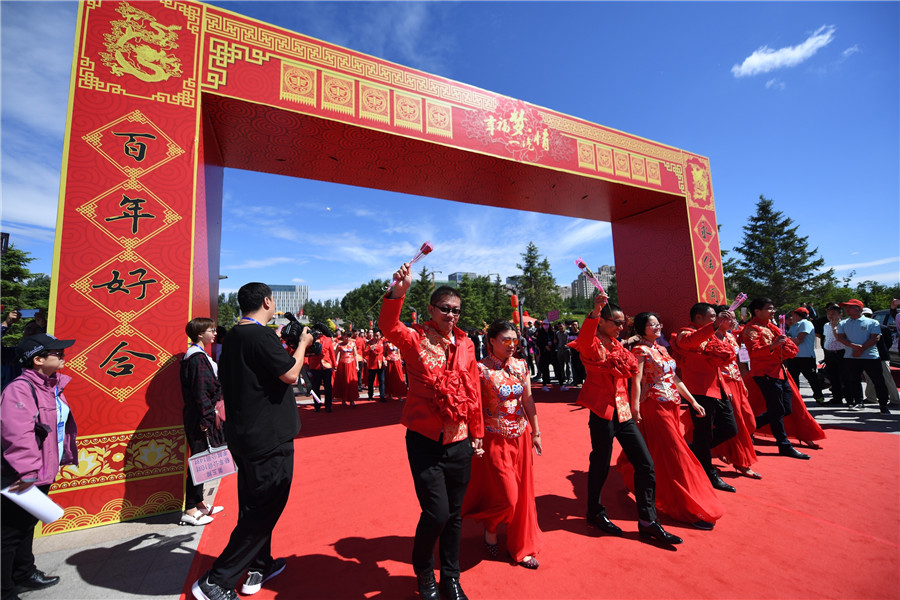 Over 200 couples marry in Changchun group wedding