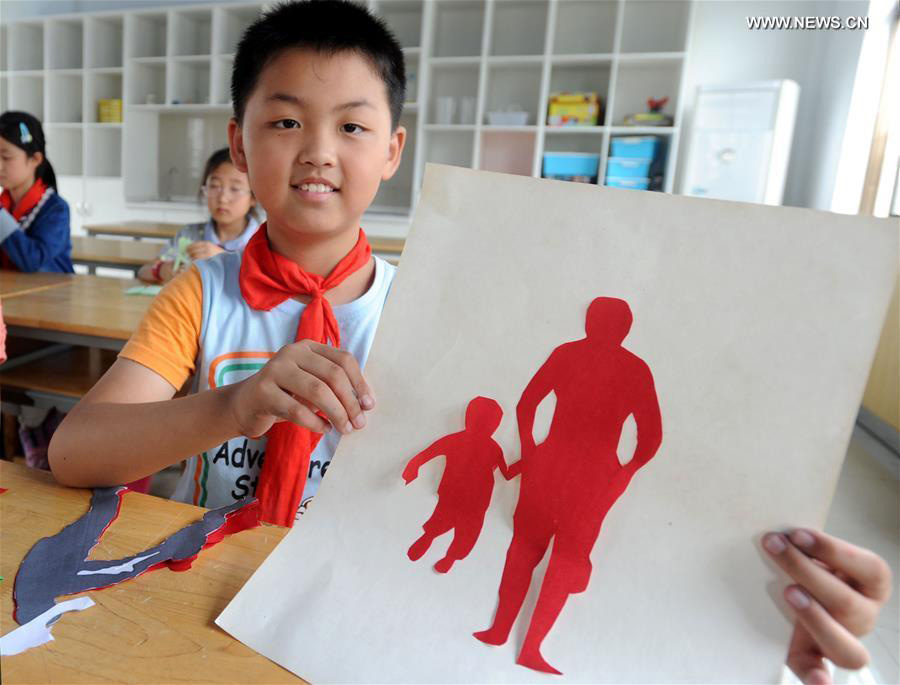 Students greet upcoming Father's Day across China