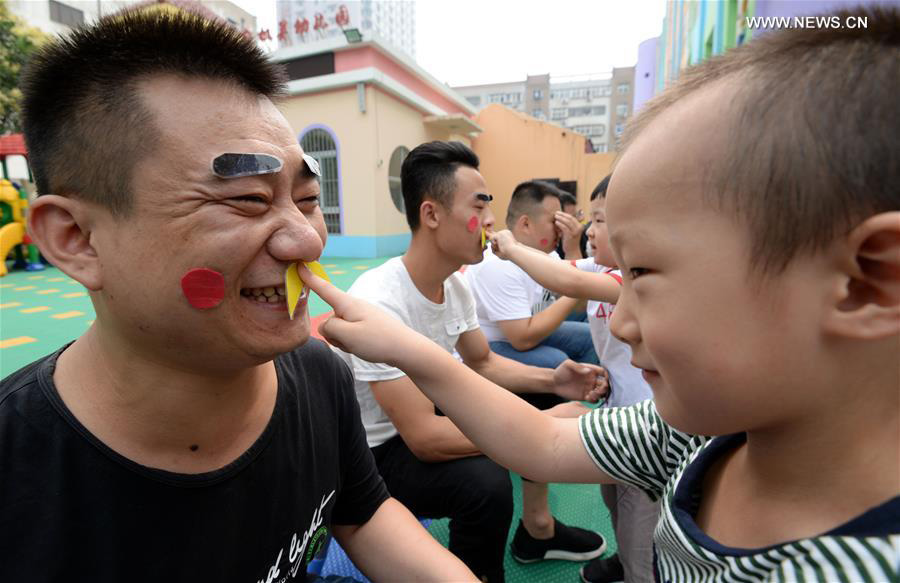 Students greet upcoming Father's Day across China