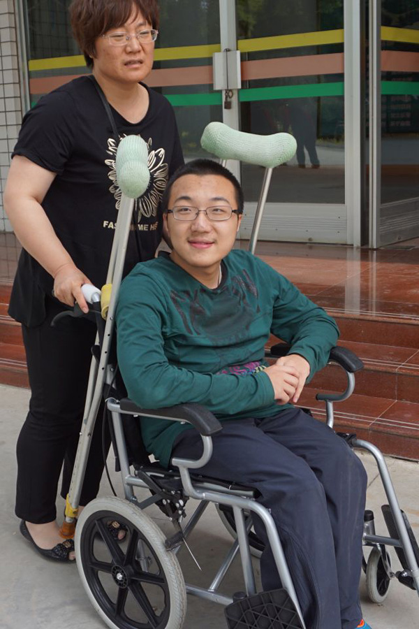 Tsinghua provides dorm for student with disability and his mother