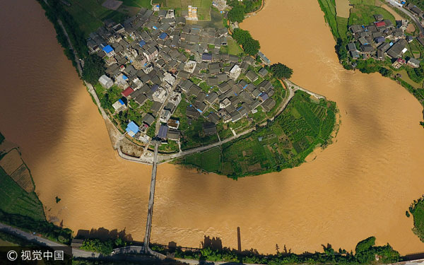 Floods threaten middle and lower reaches of Yangtze River