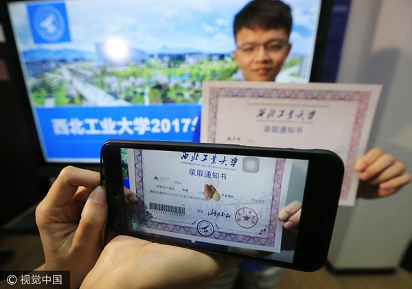 University issues China's first letter of acceptance using AR