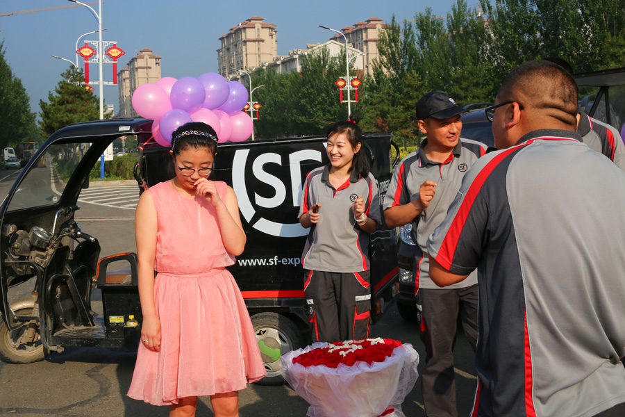 Deliveryman proposes with 11 electric tricycles