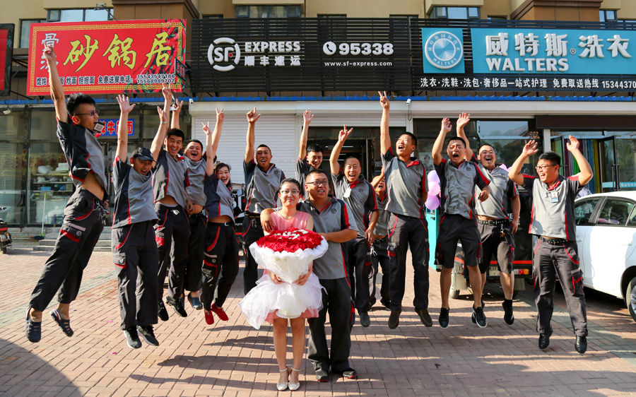 Deliveryman proposes with 11 electric tricycles