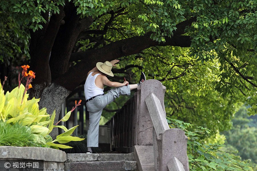 People escape to air-raid shelters, boxcars as Hangzhou sizzles under scorching sun