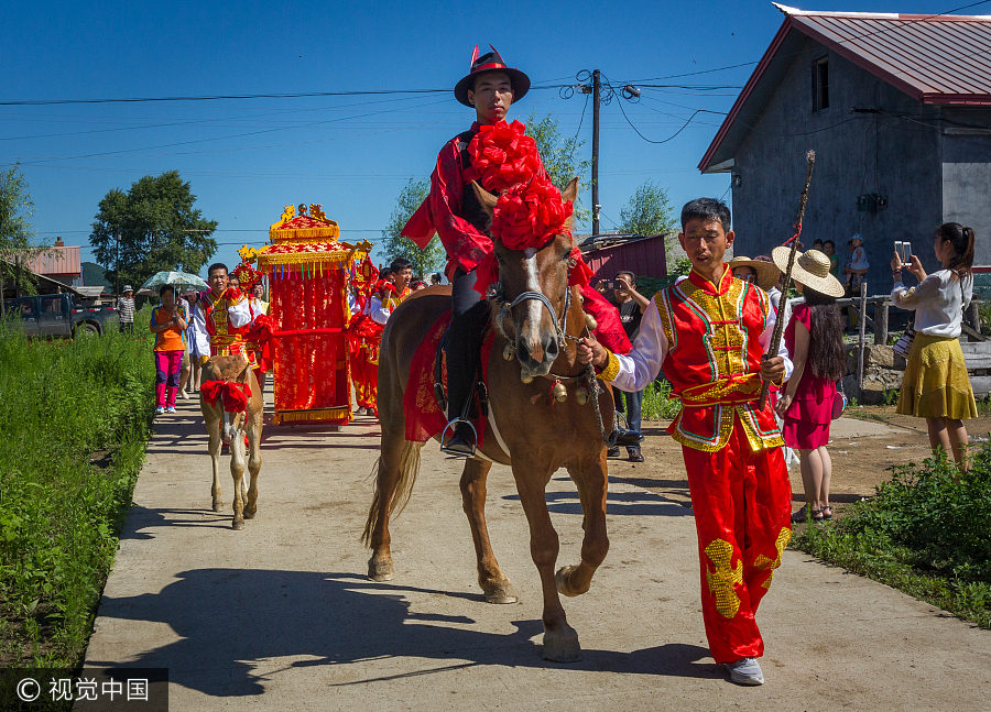 Modern couple's traditional Chinese wedding