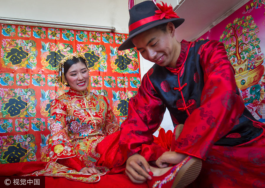 Modern couple's traditional Chinese wedding