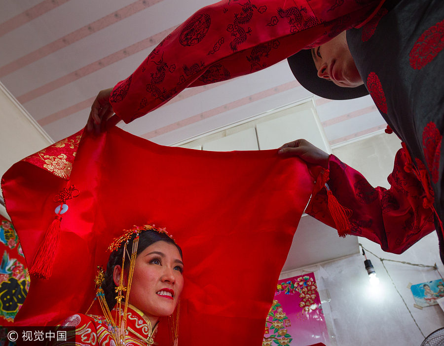 Modern couple's traditional Chinese wedding