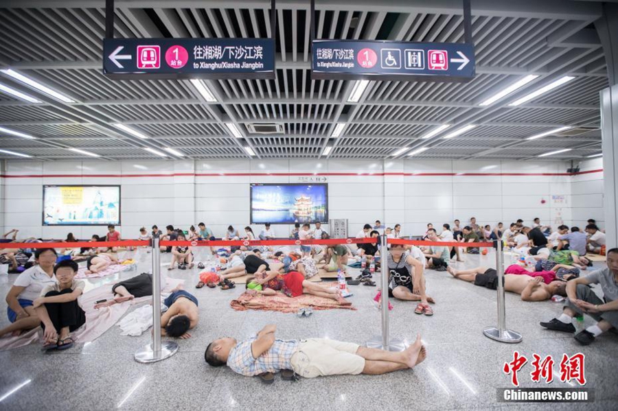People take shelter in subway station to escape scorching heat in East China