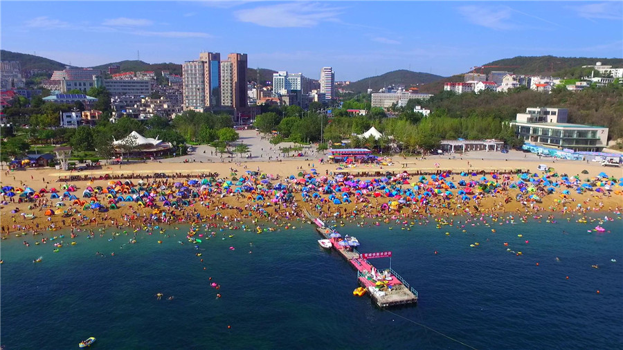 Tourists flock to Dalian beaches