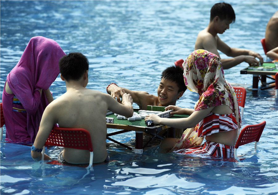 Play mahjong in water: Beating heat with fun