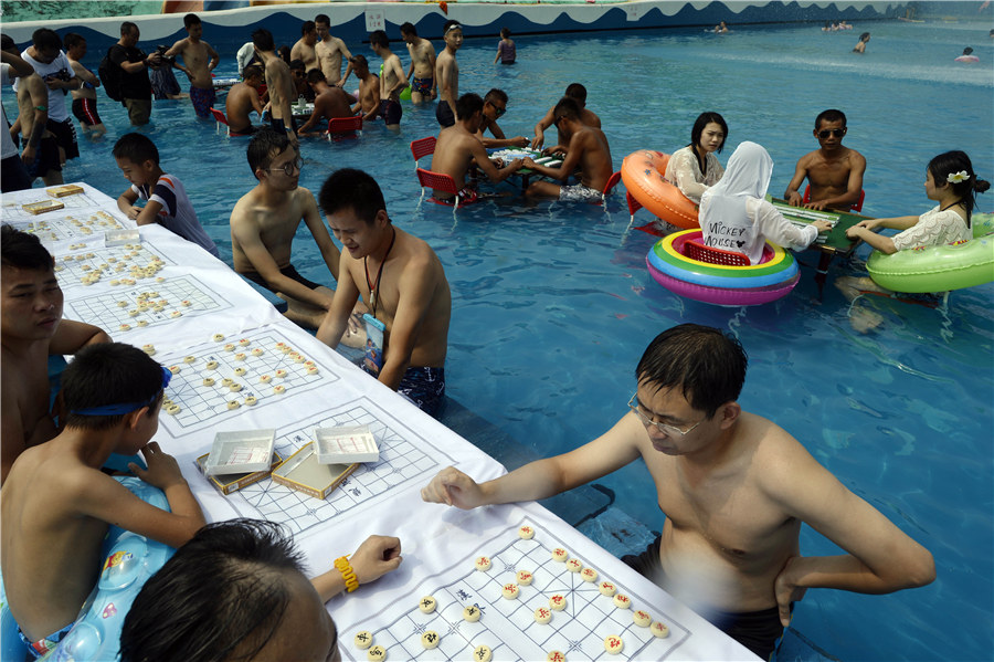 Play mahjong in water: Beating heat with fun