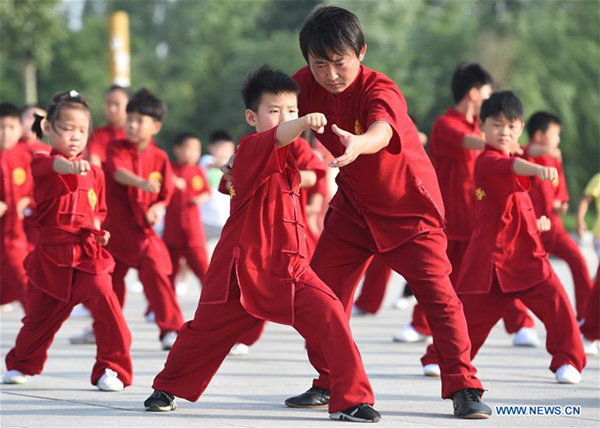 Traditional culture brings joy to children in summer vacation